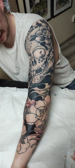 06.Japanese Skull And Flowers Tattoo Sleeve