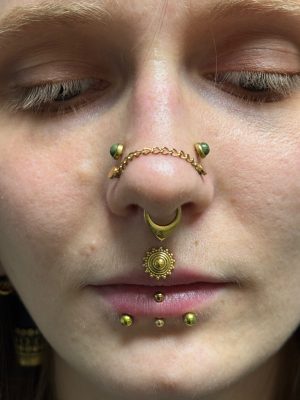 High Nostril  mit Lippen Piercing Medusa 