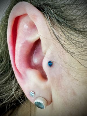 Custom Piercing Tragus mit Tropfen Neo Metal 