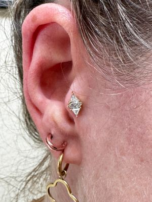 Tragus mit Premium Zirconia 18k Gold Fassung Mike Hurt Industries 